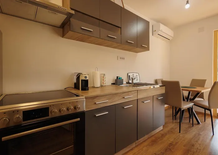 Nyaraló Brvnara Dadi *