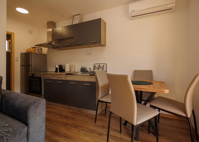 Brvnara Dadi Nyaraló *